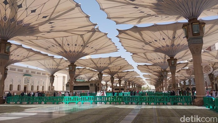 Payung raksasa di Masjid Nabawi