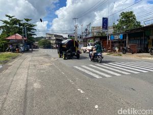 Polisi Soroti Warga di Sorong Bikin Zebra Cross Modus Minta Sumbangan Polisi Soroti Warga di Sorong Bikin Zebra Cross Modus Minta Sumbangan