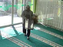 Maling di Malang Terekam CCTV Gotong Lalu Pecahkan Kotak Amal Masjid