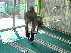 Maling di Malang Terekam CCTV Gotong Lalu Pecahkan Kotak Amal Masjid Maling di Malang Terekam CCTV Gotong Lalu Pecahkan Kotak Amal Masjid