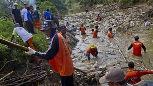 Aksi Petugas Dinas Lingkungan Bersihkan Tumpukan Sampah di Sungai Barabai