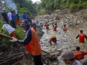 Aksi Petugas Dinas Lingkungan Bersihkan Tumpukan Sampah di Sungai Barabai Aksi Petugas Dinas Lingkungan Bersihkan Tumpukan Sampah di Sungai Barabai