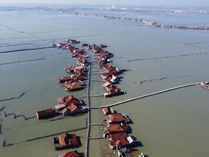 Potret Desa Timbulsloko di Demak yang Tenggelam Akibat Air Laut Pasang Potret Desa Timbulsloko di Demak yang Tenggelam Akibat Air Laut Pasang