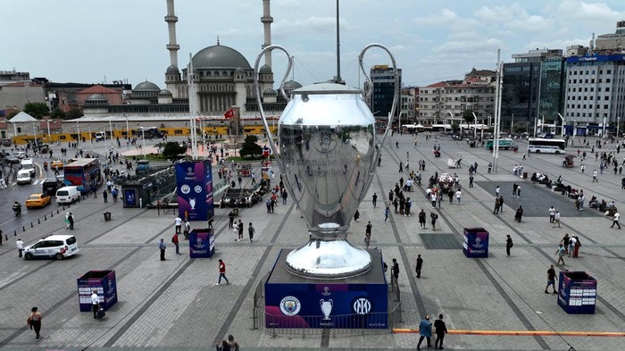 Potret Istanbul Jelang Final Liga Champions 2023 Soccer Football - Champions League - Final - Giant replica of Champions League trophy at Taksim Sqaure, Istanbul, Turkey - June 8, 2023 A giant replica of Champions League trophy is placed at Taksim Sqaure ahead of the final on Saturday between Manchester City and Inter Milan. REUTERS/Mehmet Emin Caliskan