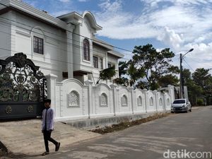 Fakta-fakta Gaya Hedon Camat di Palembang yang Disorot Netizen Fakta-fakta Gaya Hedon Camat di Palembang yang Disorot Netizen