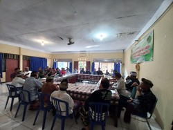 Warga Banyuning Geruduk Kantor Desa Protes Prajuru Sewakan Lahan