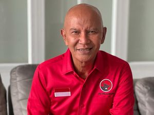 PDIP Yakin Jokowi Dukung Ganjar dengan Memberi Desain Baju Hitam Putih