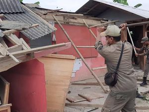 Satpol PP Bongkar Puluhan Bangunan Liar Diduga Tempat Prostitusi di Bogor