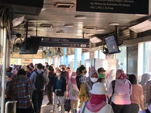 10 Halte TransJakarta Direvitalisasi, Penumpang Keluhkan Perubahan Rute 10 Halte TransJakarta Direvitalisasi, Penumpang Keluhkan Perubahan Rute