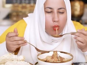 Momen Seru Tasyi Athasyia Saat Mukbang ASMR Nasi Padang dan Bakso Momen Seru Tasyi Athasyia Saat Mukbang ASMR Nasi Padang dan Bakso
