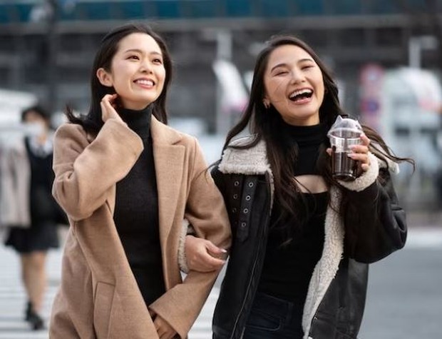 Teman sefrekuensi/ foto: Freepik/ freepik Dua perempuan sedang jalan-jalan bersama