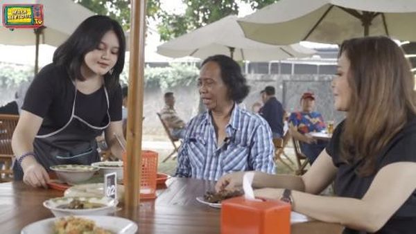 Potret Tia Septiana yang Rajin Bantu Mandra di Dapur Ngacir