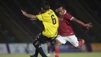 Pesepak bola Indonesia Cahyana (kanan) menendang bola yang berusaha dihalau pesepak bola Malaysia Mohd Fahrissan Jasnal (kiri) pada laga final sepak bola CP ASEAN Para Games 2023 di National Olympic Stadium, Phnom Penh, Kamboja, Kamis (8/6/2023).  