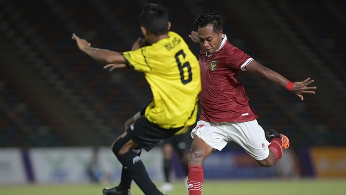 Timnas Indonesia Gagal Raih Emas ASEAN Para Games 2023 Menpora Dito Ariotedjo (kanan) menyapa para pesepak bola Indonesia saat Upacara Penghormatan Pemenang (UPP) final sepak bola CP ASEAN Para Games 2023 di National Olympic Stadium, Phnom Penh, Kamboja, Kamis (8/6/2023). Indonesia meraih medali perak setelah kalah dari Malaysia melalui adu pinalti dengan skor 2-4. ANTARA FOTO/Zabur Karuru/foc.