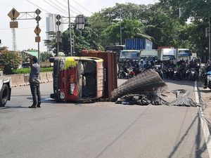 Truk Muatan Besi Terguling, Lalin Jalan Daan Mogot Macet Parah