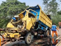 Berita Dan Informasi Truk Terjun Ke Kali Terkini Dan Terbaru Hari Ini ...