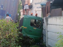 Lalin di Km 8 Tol Janger Macet Imbas Evakuasi Truk Terperosok Parit