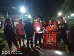 Lagi Asyik Masak, Warga Bogor Kaget Muncul Ular Sanca 4 Meter di Rumahnya