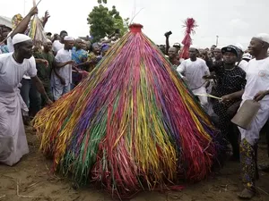 Ketimbang Polisi, Warga Afrika Lebih Percaya Ritual Zangbeto: Azabnya Instan Ketimbang Polisi, Warga Afrika Lebih Percaya Ritual Zangbeto: Azabnya Instan