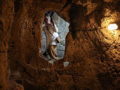 Menjelajah Jauh ke Dalam Kota Tua di Bawah Tanah Terbesar di Dunia