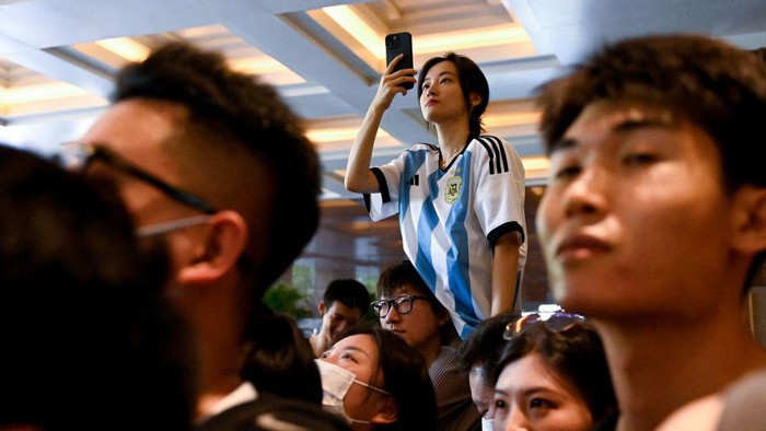 1258576821 Fans wait for the arrival of the Argentine national football team outside the Four Seasons Hotel in Beijing on June 10, 2023. Argentina will play a friendly football match against Australia on June 15 at Beijing's newly-renovated 68,000-capacity Workers' Stadium. (Photo by Pedro PARDO / AFP) (Photo by PEDRO PARDO/AFP via Getty Images)