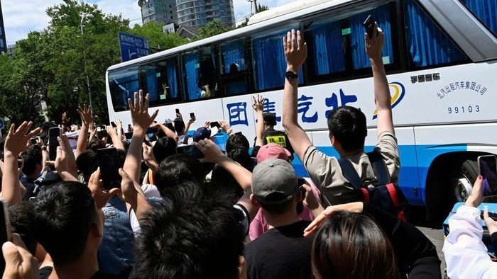 Fans of the Argentine national football team gesture towards a bus transporting members of the team during their arrival at the Four Seassons Hotel in Beijing on June 10, 2023. Argentina will play a friendly football match against Australia on June 15 at Beijings newly-renovated 68,000-capacity Workers Stadium. (Photo by Pedro PARDO / AFP) (Photo by PEDRO PARDO/AFP via Getty Images)