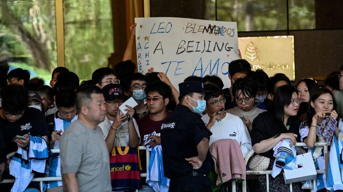 Chinese fans wait for members of Argentinas football team outside a hotel where the team is staying in Beijing on June 10, 2023. Argentina will play a friendly football match against Australia on June 15 at Beijings newly-renovated 68,000-capacity Workers Stadium. (Photo by Jade GAO / AFP) (Photo by JADE GAO/AFP via Getty Images)