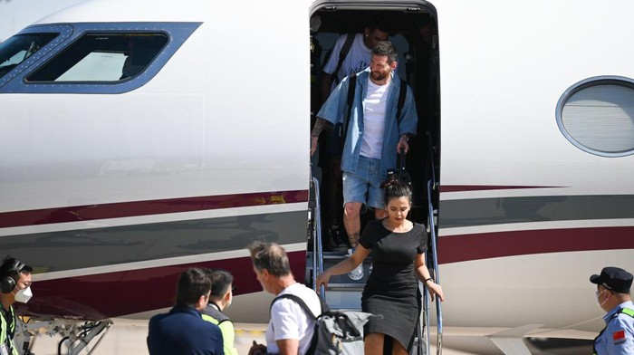 1497374346 BEIJING, CHINA - JUNE 10: Lionel Messi and team mates of Argentina National Football Team arrive at Beijing Capital International Airport on June 10, 2023 in Beijing, China. (Photo by VCG/VCG via Getty Images)