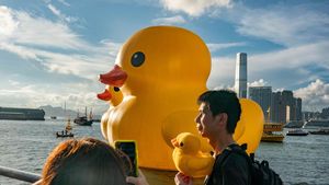 5 Potret Patung Bebek Raksasa di Pelabuhan Hong Kong