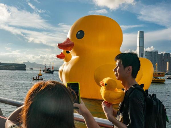 5 Potret Patung Bebek Raksasa di Pelabuhan Hong Kong