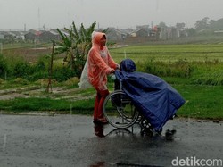 Hujan Pun Diterjang, Aan Dorong Kursi Roda 10 Km Antar Suami ke RS Sejak 2018