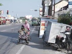 Bikin Trenyuh! Wanita Brebes Rutin Dorong Kursi Roda 10 Km Antar Suami ke RS