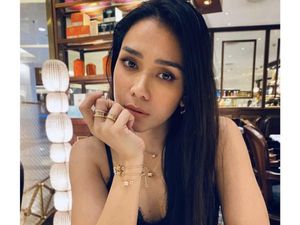 Adinia Wirasti, Aktris Cantik Ini Hobi Minum Teh Adinia Wirasti, Aktris Cantik Ini Hobi Minum Teh