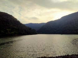 Menikmati Sore di Embung Mumbu, Danau Buatan Dikelilingi Perbukitan Cantik