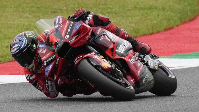 Bagnaia menangkan sprint race MotoGP Italia 2023. Foto: AP/Luca Bruno Bagnaia menangkan sprint race MotoGP Italia 2023. Foto: AP/Luca Bruno