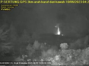 Gunung Anak Krakatau Erupsi, Semburkan Abu Vulkanik Setinggi 2 Km Gunung Anak Krakatau Erupsi, Semburkan Abu Vulkanik Setinggi 2 Km