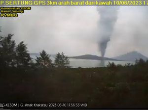 Erupsi Lagi, Gunung Anak Krakatau Semburkan Abu Vulkanik 3.657 Meter Erupsi Lagi, Gunung Anak Krakatau Semburkan Abu Vulkanik 3.657 Meter