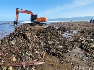 Gunungan Sampah Hasil Bersihkan Pantai Talanca Diperkirakan 30 Ton Gunungan Sampah Hasil Bersihkan Pantai Talanca Diperkirakan 30 Ton
