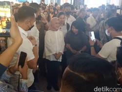 Iriana dan Kaesang-Erina Jadi Rebutan Foto Bareng Usai Nonton Konser Ari Lasso