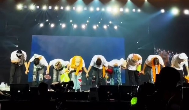 Idol K-Pop melakukan salam membungkuk 90 derajat sebagai ucapan terima kasih Foto idol K-Pop sedang salam membungkuk