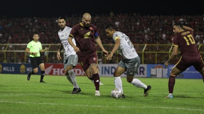 Kapten PSM Makassar Wijan Pluim mencoba melewati penjagaan dari Kapten Bali United Ricky Fajrin dalam laga di Stadion Gelora BJ Habibie Parepare.