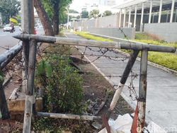 Tiada Lagi Kawat Berduri Halangi Akses Trotoar Depan Kedubes AS