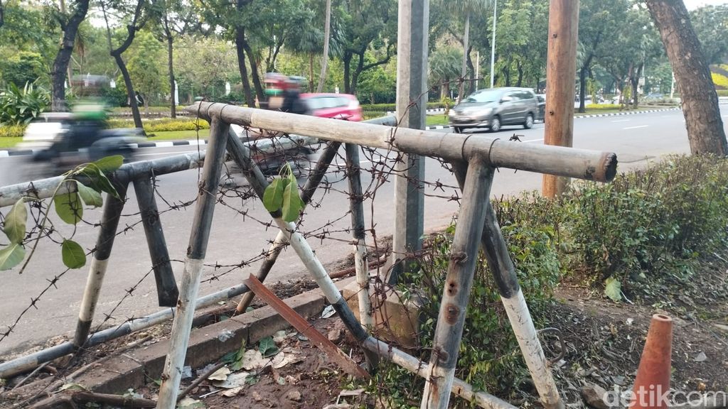 Kawat berduri yang selama ini bertahan sedekade menutup trotoar depan Kedubes AS, akhirnya enyah juga dari jalur pedestrian. 10 Juni 2023. (Brigitta Belia Permata Sari/detikcom)