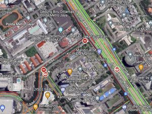 Jelang Tengah Malam, Lalin Depan Polda Metro Jaya Masih Macet