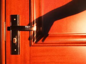 Mengapa Kita Terkadang Rasakan Kehadiran Makhluk Tak Kasat Mata? Mengapa Kita Terkadang Rasakan Kehadiran Makhluk Tak Kasat Mata?