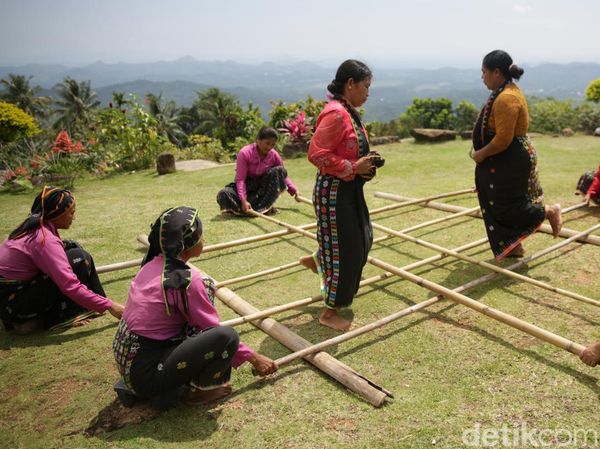 Mengunjungi Kampung Budaya Melo di NTT