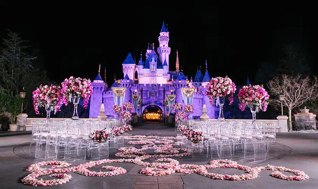 Menikah di Depan Kastil Sleeping Beauty/ Foto: disneyweddings.com