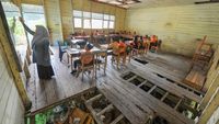 Miris! Siswa di Sekolah Ini Belajar dengan Kondisi Kelas yang Rusak Parah