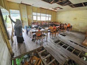 Miris! Siswa di Sekolah Ini Belajar dengan Kondisi Kelas yang Rusak Parah Miris! Siswa di Sekolah Ini Belajar dengan Kondisi Kelas yang Rusak Parah