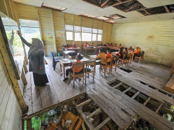 Miris! Siswa di Sekolah Ini Belajar dengan Kondisi Kelas yang Rusak Parah